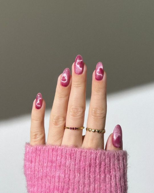 Almond-shaped nails with pink cat eye heart arts